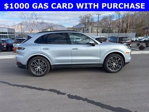 Used 2024 Porsche Cayenne w/ Premium Package image 2