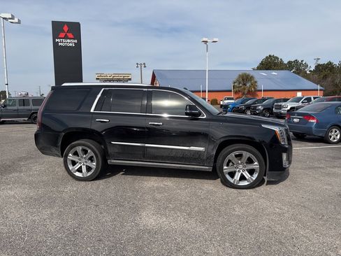 Used 2017 Cadillac Escalade Premium Luxury image 2