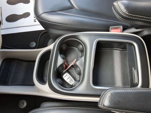 Used 2023 Chrysler Pacifica Touring-L FWD image 19