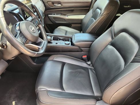 Used 2023 Nissan Pathfinder SL AWD/4WD image 10