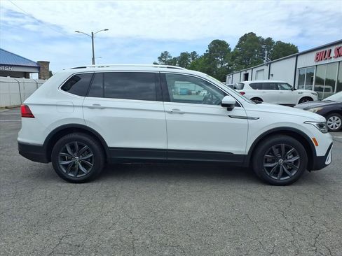 Used 2022 Volkswagen Tiguan SE w/ Panoramic Sunroof Package FWD image 8