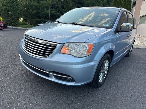 Used 2013 Chrysler Town & Country Touring-L w/ Entertainment Group #2 FWD image 13
