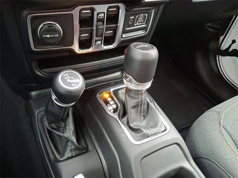 Used 2024 Jeep Gladiator Sport image 15