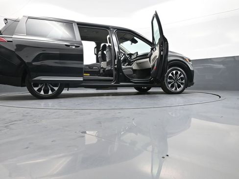 Used 2023 Kia Carnival EX image 49