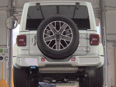Used 2023 Jeep Wrangler Unlimited Sahara AWD/4WD image 6