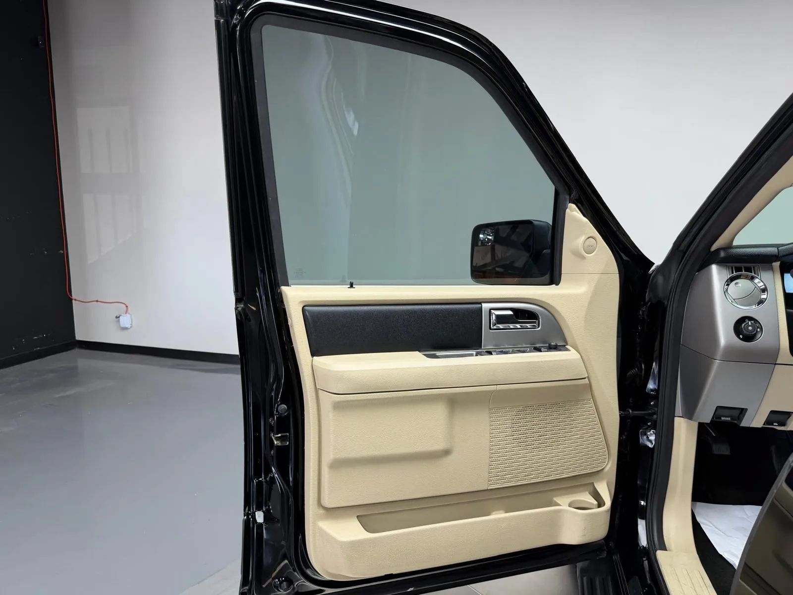 Used 2017 Ford Expedition XLT w/ Equipment Group 202A RWD image 28