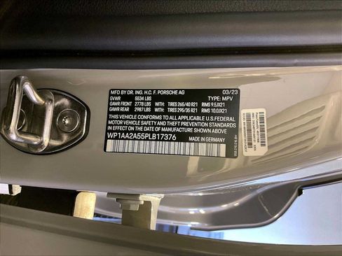 Certified 2023 Porsche Macan AWD/4WD image 36