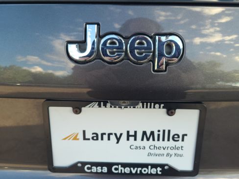 Used 2019 Jeep Cherokee Latitude Plus w/ Comfort/Convenience Group AWD/4WD image 16