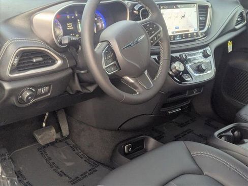 New 2026 Chrysler Pacifica Select image 3