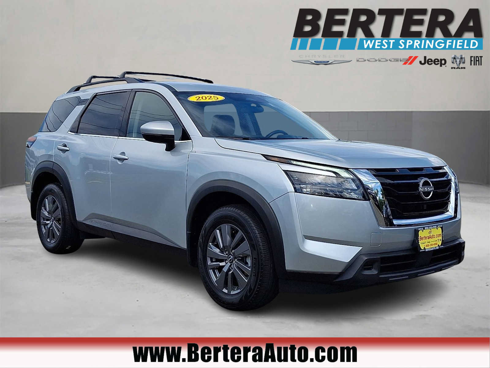 Used 2025 Nissan Pathfinder SV AWD/4WD image 1