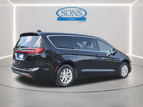 Used 2024 Chrysler Pacifica Touring-L FWD image 28