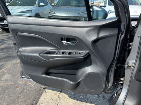 Used 2025 Nissan Versa SV image 18