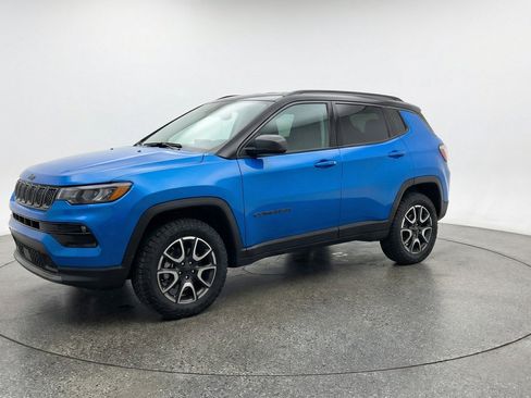 Used 2025 Jeep Compass Trailhawk AWD/4WD image 3