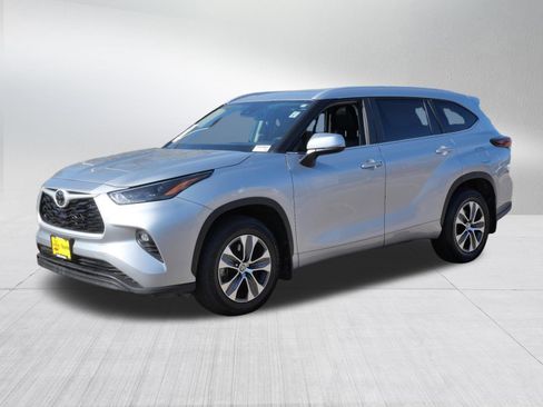 Certified 2024 Toyota Highlander XLE AWD/4WD image 3