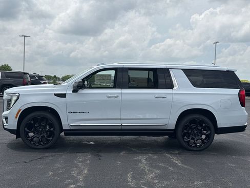 New 2026 GMC Yukon XL Denali w/ Denali Reserve Package AWD/4WD image 11
