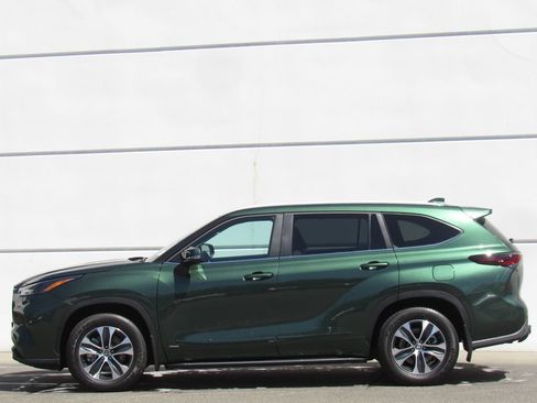 Certified 2025 Toyota Highlander XLE AWD/4WD image 4