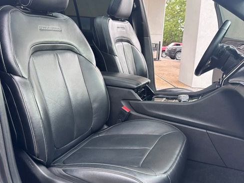 Used 2022 Jeep Grand Cherokee Overland AWD/4WD image 16