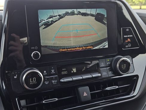 Used 2023 Toyota Highlander XLE FWD image 22