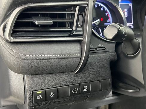 Used 2020 Toyota Camry SE image 16