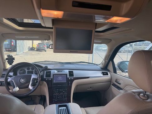 Used 2013 Cadillac Escalade Luxury image 14