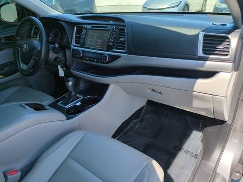 Used 2018 Toyota Highlander Plus FWD image 21