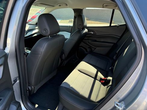 Used 2025 Chevrolet Trax LT w/ LT Convenience Package image 18