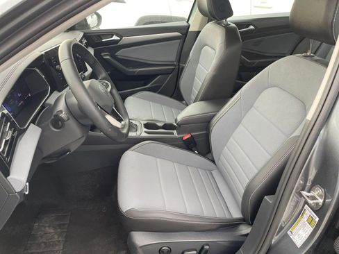 Used 2025 Volkswagen Jetta SE image 25