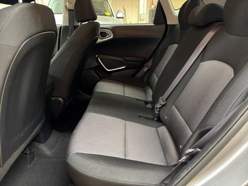 Used 2025 Kia Soul LX w/ LX Technology Package FWD image 19