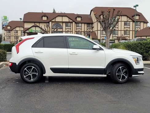 New 2026 Kia Niro LX image 3