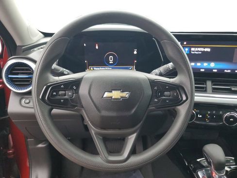 Used 2025 Chevrolet Trax LT FWD image 11