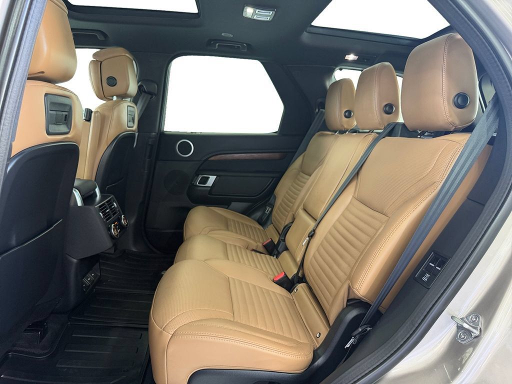 Used 2023 Land Rover Discovery HSE R-Dynamic AWD/4WD image 16