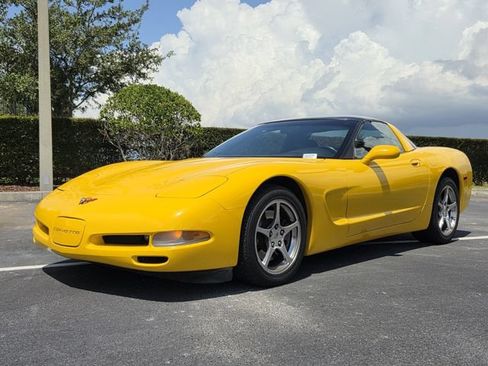 Used 2001 Chevrolet Corvette Coupe w/ Preferred Equipment Group2 RWD image 2