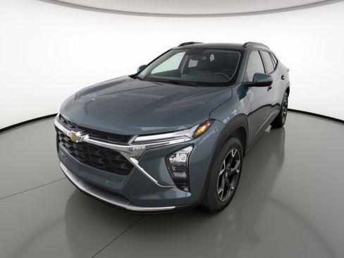 Used 2025 Chevrolet Trax LT FWD image 3