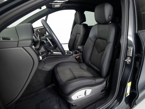 Certified 2025 Porsche Macan image 17