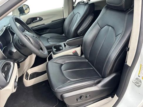 Used 2024 Chrysler Pacifica Limited FWD image 23