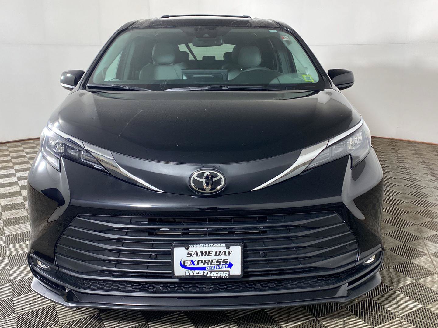 Used 2026 Toyota Sienna XLE AWD/4WD image 8
