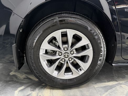 Used 2026 Toyota Sienna XLE FWD image 32