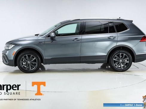 Used 2024 Volkswagen Tiguan SE w/ Panoramic Sunroof Package FWD image 2