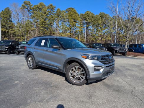 Used 2020 Ford Explorer XLT w/ Equipment Group 202A image 3
