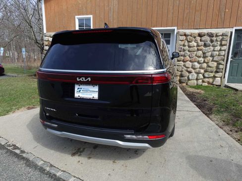 Used 2024 Kia Carnival EX FWD image 7