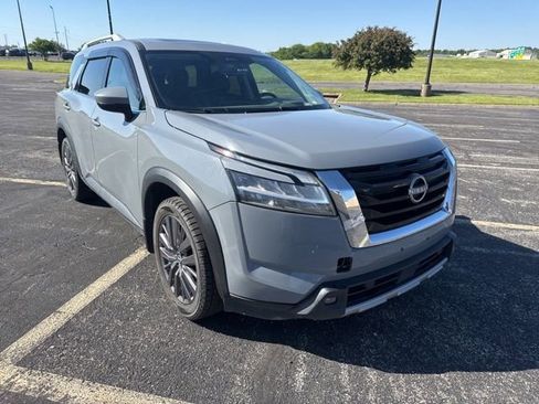 Used 2023 Nissan Pathfinder SL AWD/4WD image 2