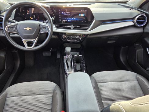 Certified 2025 Chevrolet Trax LT w/ LT Convenience Package FWD image 16
