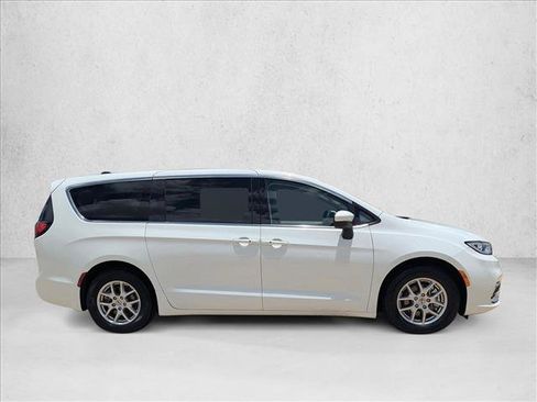 Used 2023 Chrysler Pacifica Touring-L FWD image 4