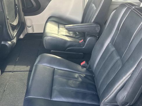 Used 2015 Chrysler Town & Country Touring w/ Driver Convenience Group image 12
