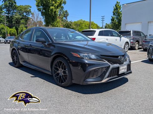 Used 2022 Toyota Camry SE FWD image 1