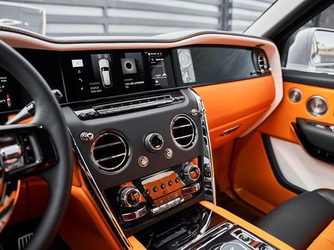 Used 2025 Rolls-Royce Cullinan AWD/4WD image 75