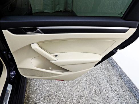 Used 2018 Volkswagen Passat 2.0T R-Line w/ R-Line Lighting Package image 12