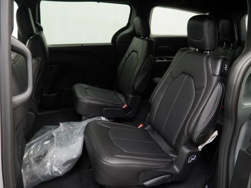 New 2026 Chrysler Pacifica Select image 17