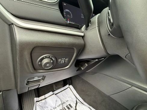 Used 2023 Jeep Grand Cherokee Limited image 24