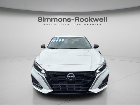 Used 2025 Nissan Altima 2.5 SV FWD image 6